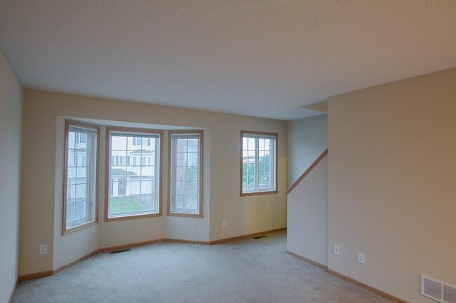 Building Photo - Hugo 2 Bed/2 Bath Water's Edge Townhome - ...