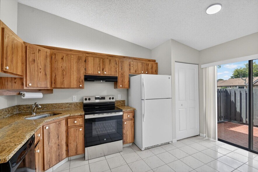 Building Photo - 704 Sunny Pine Way