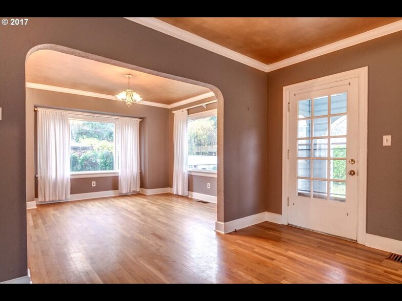 Charm - 4709 NE 15th Ave