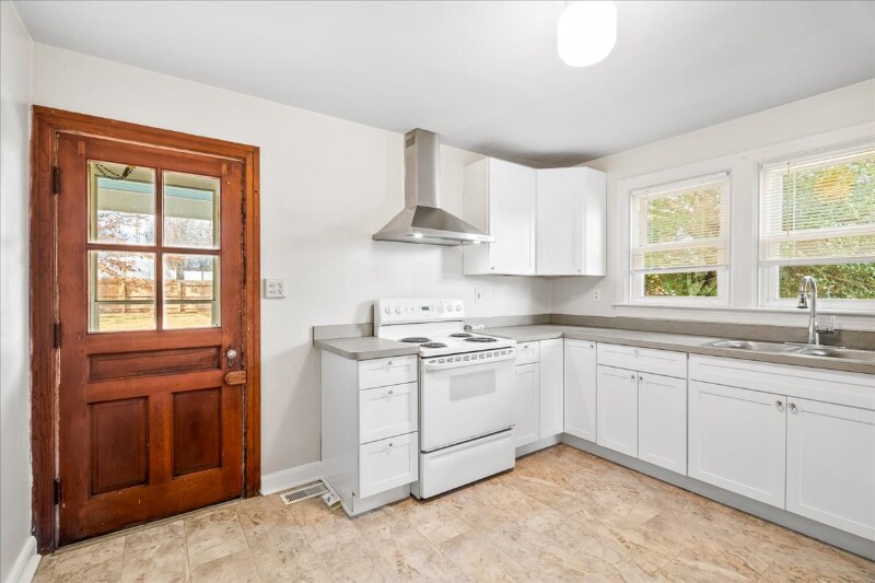 Building Photo - 3 Locust St