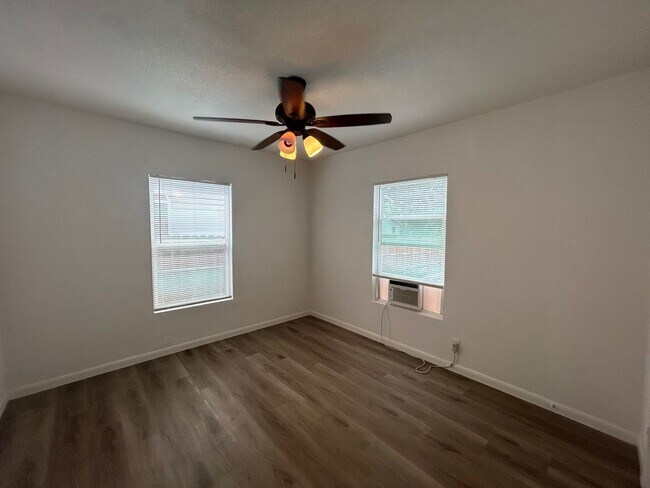 Building Photo - Charming 4 Bed, 3 Bath Home + Bonus 1 Bed/1 Bath Casita!