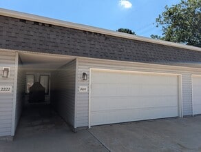 Building Photo - Fully Updated 3 Bedroom 3 Bath Townhouse with 2 Stall Attatched Garage