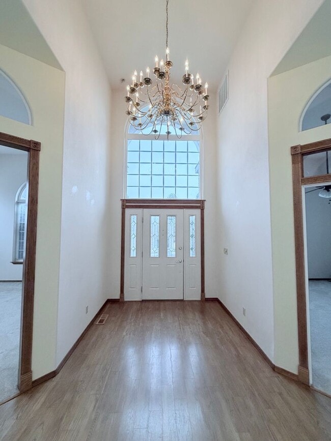 Building Photo - Beautiful Craftsman Style Rambler Must See!!