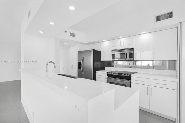 Building Photo - 16485 Collins Ave