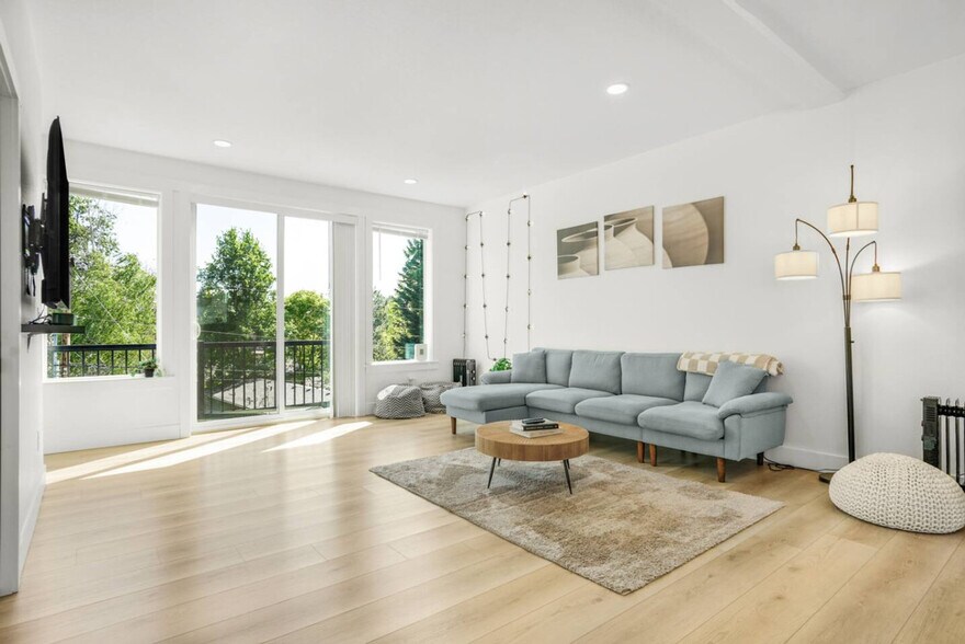 Building Photo - 3309 NE 42nd Pl