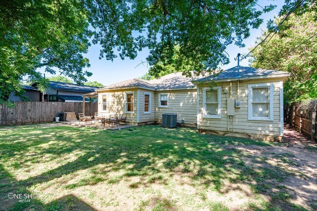 Building Photo - 1333 Amarillo St