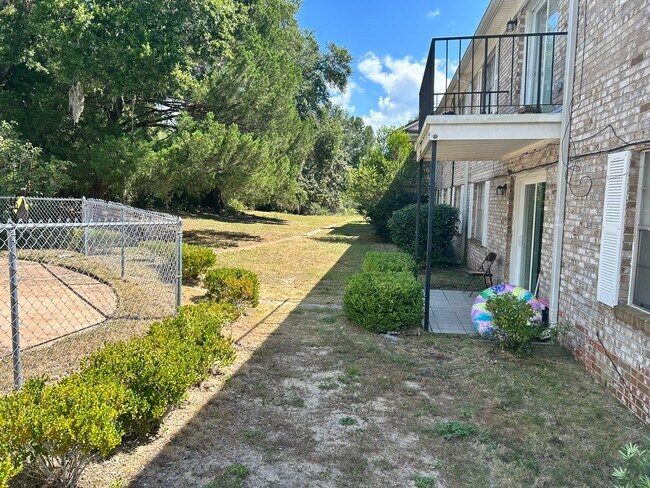 Building Photo - 115 Country Club Dr
