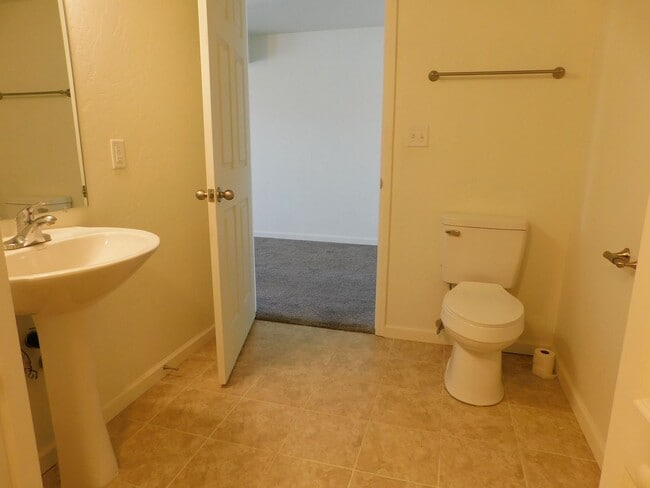 Building Photo - Newer Townhome Close to Shopping