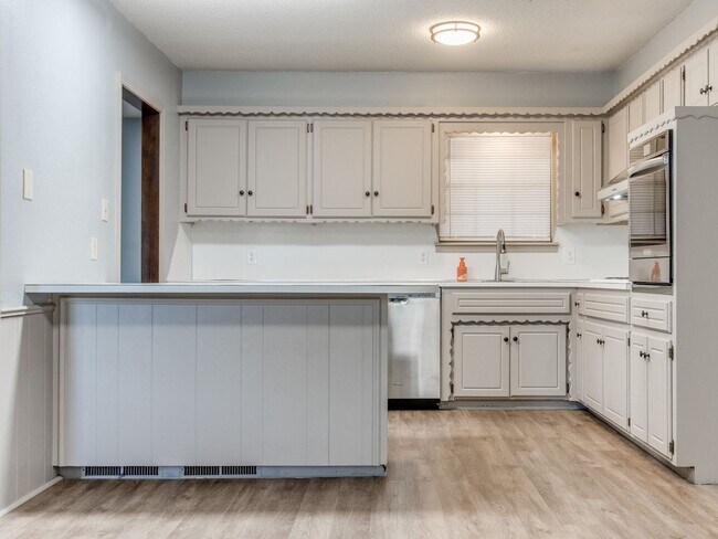 Building Photo - 3 Bed 2 Bath 2 Car Garage in Shawnee!