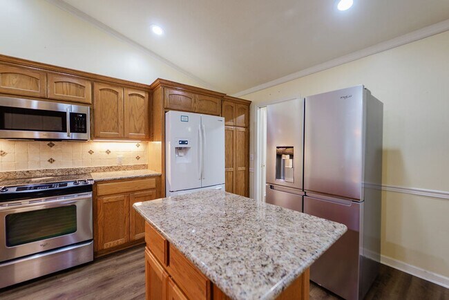 Building Photo - Charming 3 bedroom, 2 bathroom located in the picturesque Hot Springs Village