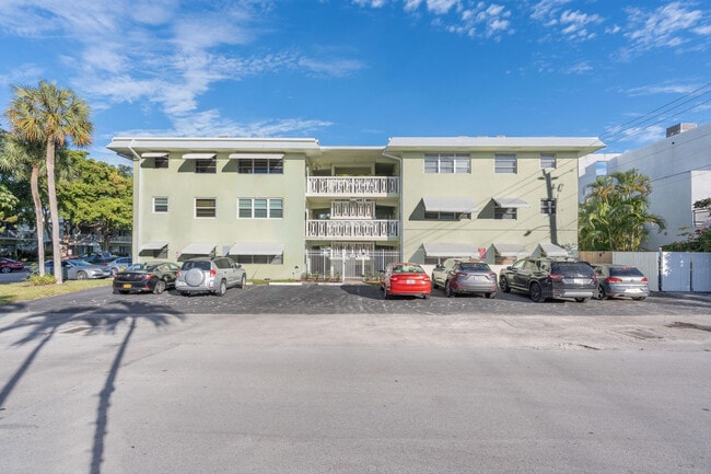 Building Photo - 1900 NE 8th Ct