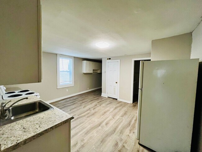 Building Photo - Updated 2 bedroom Portland house- Section ...