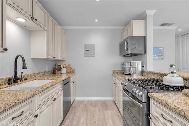 Building Photo - "Chic Hermosa Beach 1BR Apartment: 810 Sq ...