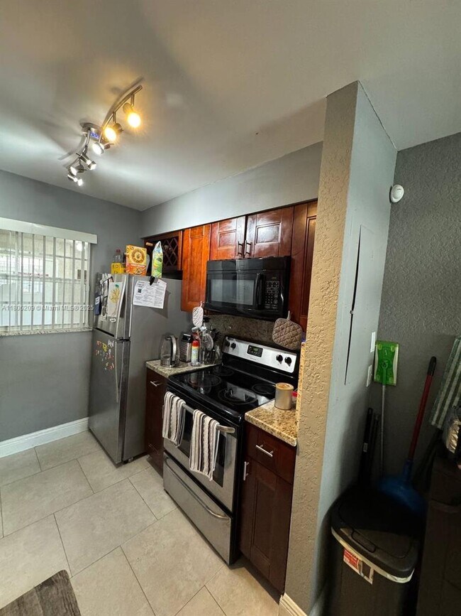 Building Photo - 2861 N Oakland Forest Dr