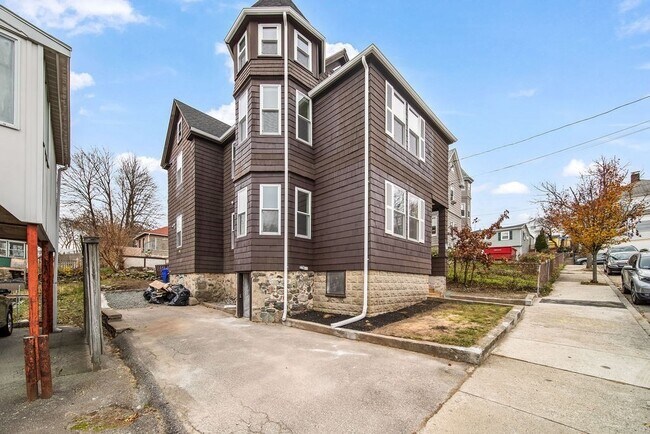 Building Photo - 9-11 Knollin St