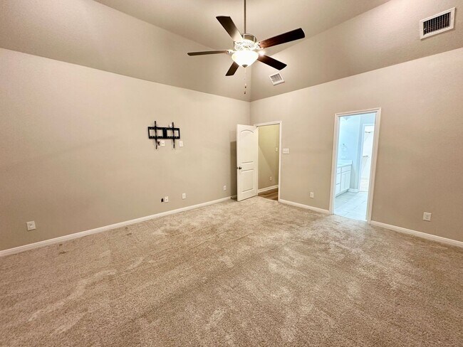 Building Photo - Room for the family!