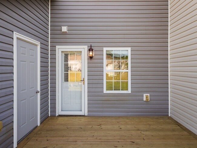 Building Photo - Welcome to Raymond's Landing!