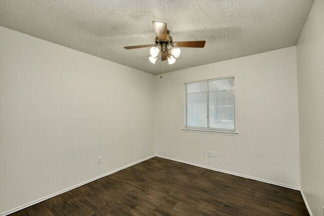 Building Photo - 1304 Garden Path Dr