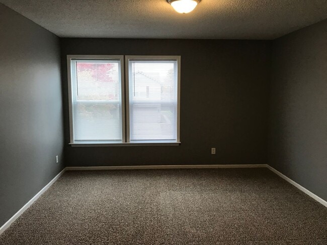 Building Photo - Franklin IN - 4 BR home