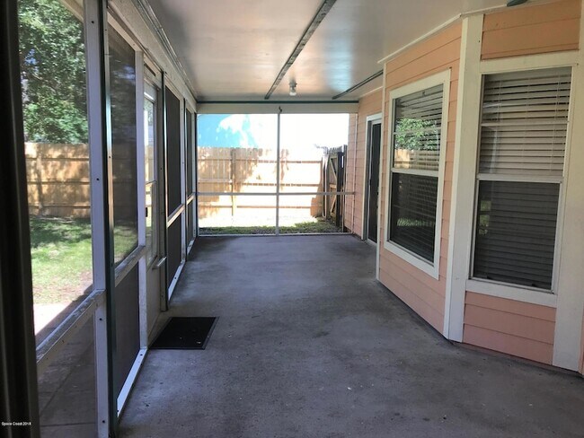 Building Photo - 164 Oak Lake Rd
