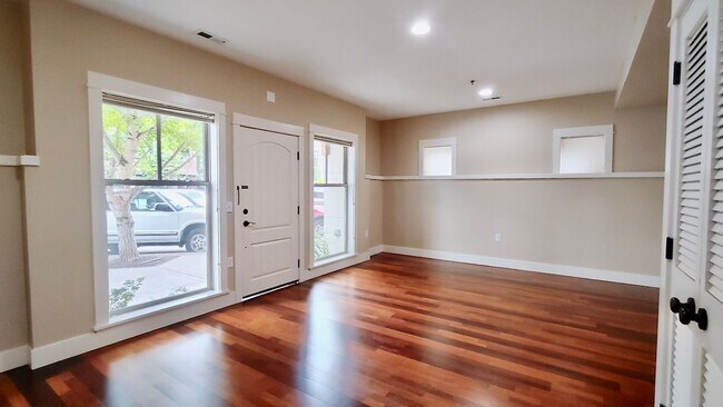 Building Photo - Luxury 3 Bedroom Townhome in Lake Oswego’s...