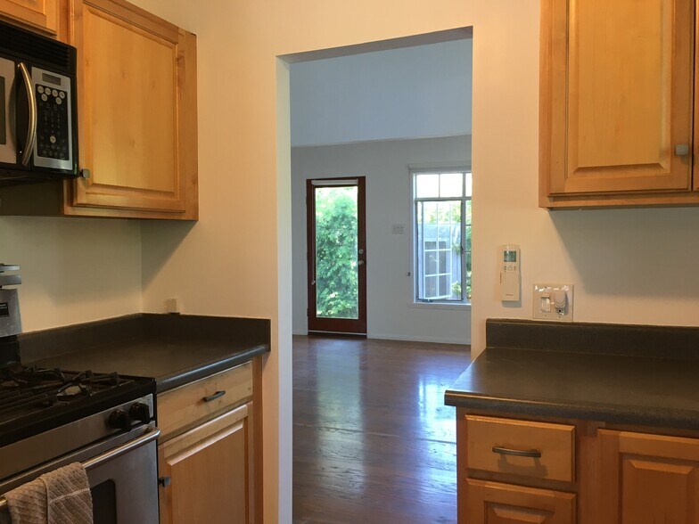 Building Photo - 347 6th Ave