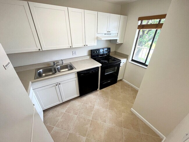 Building Photo - 2828 Tennis Club Dr
