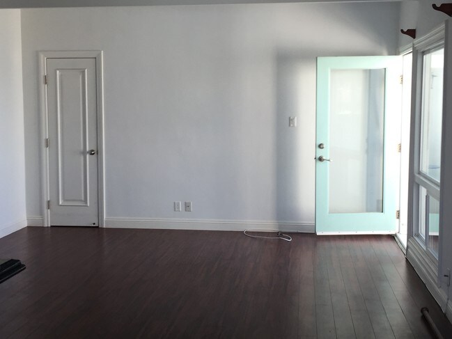 living rm wood floors beamed ceiling - 308 Paseo De La Playa