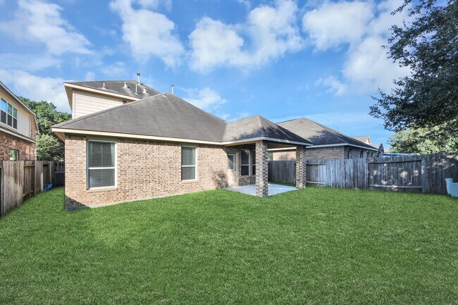 Building Photo - 3115 Lake Dr