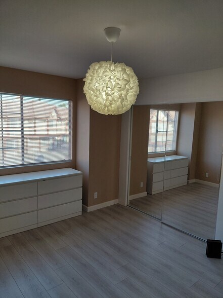 Building Photo - 9325 Sunland Park Dr