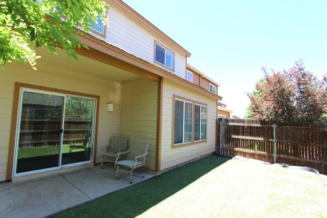 Building Photo - 3BR/2.5BA Townhome in Bellemont | Fenced Yard + 2-Car Garage