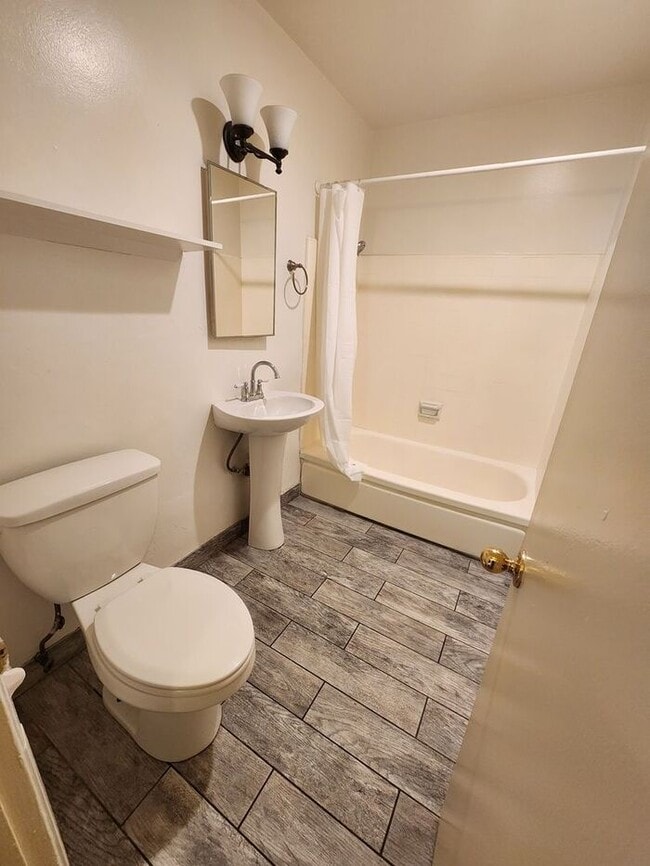 Building Photo - $1000 REBATE-SPACIOUS 2BR/1BA Unit with pr...