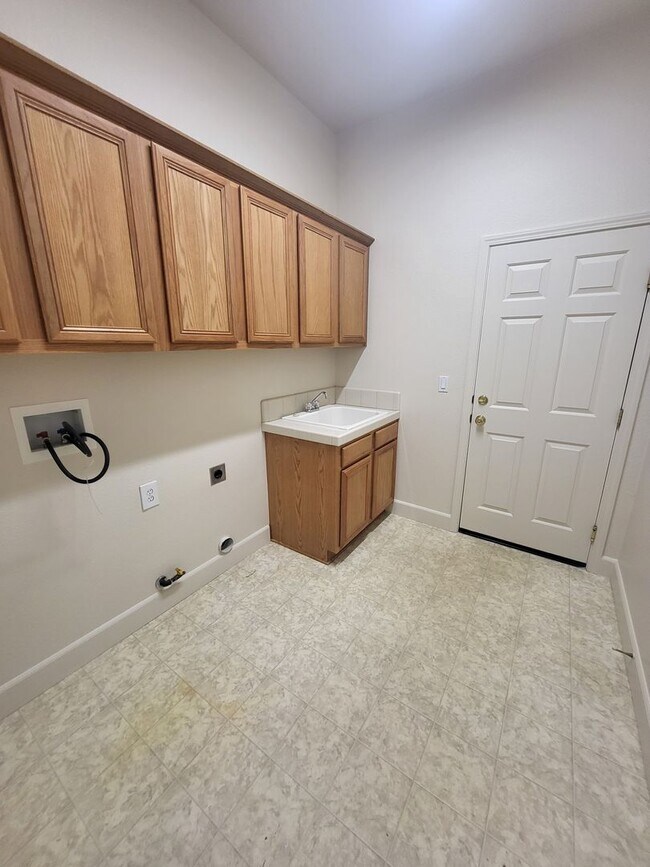 Building Photo - 3513 Long Dr