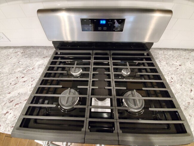 Building Photo - Charming 3-Bedroom Townhome with Stylish F...