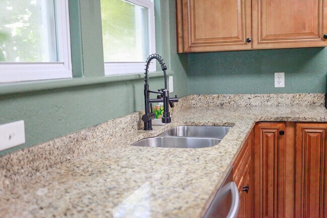 Building Photo - Stunning home rental in Portsmouth!