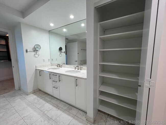 Building Photo - 1331 Brickell Bay Dr