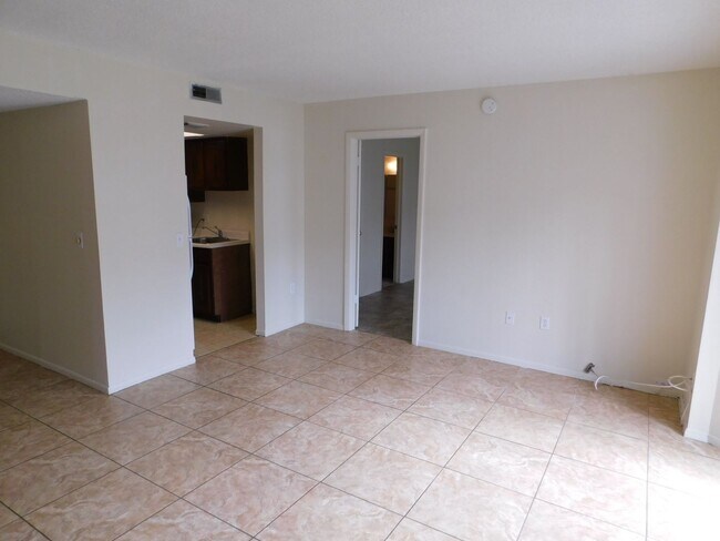 Building Photo - Large 1 Bed  Condo, w/Bonus Room (Office?)...