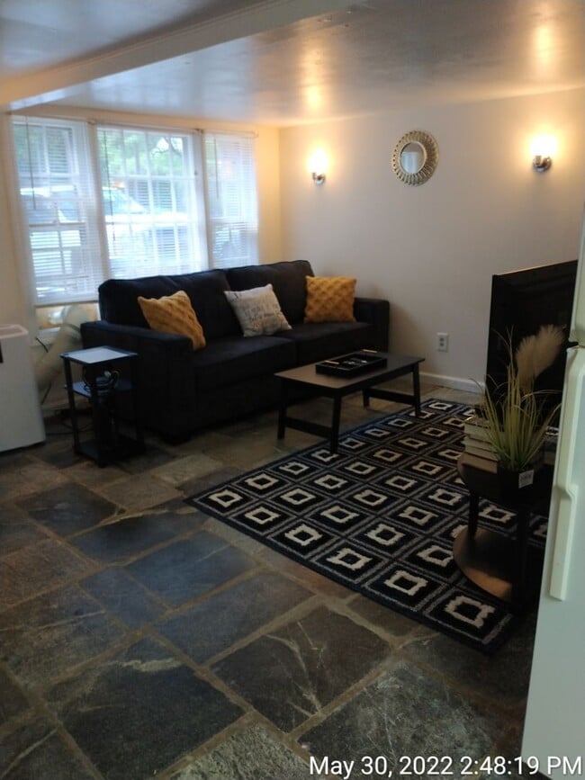 Building Photo - Backs up to the UVA south lawn section of campus 1 bdrm  1 bath 514 Valley Rd B Fully Furnished I...