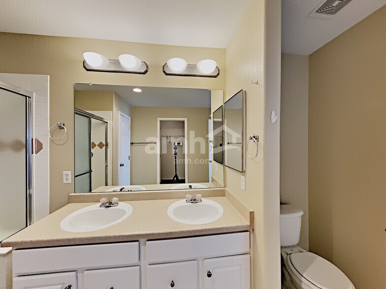 Building Photo - 13954 Ivy St