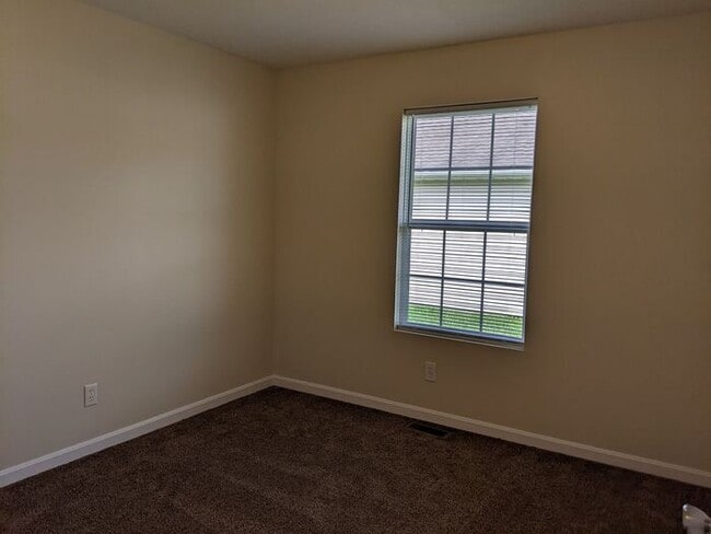 Building Photo - 4 Bedroom Home on East Side-Pets Welcome