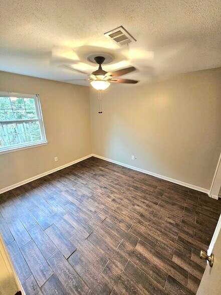 Building Photo - 516 Colynwood Dr