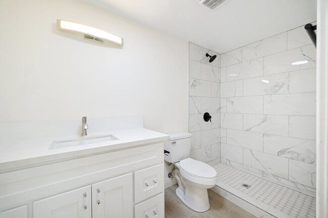 Building Photo - ? 1-Bedroom Gem in Claremont – Utilities I...