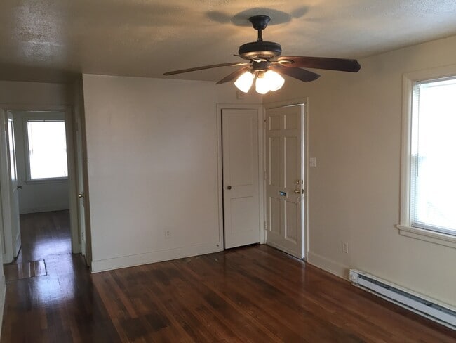 Building Photo - Adorable 3 bdrm/1bath House with Huge Back...