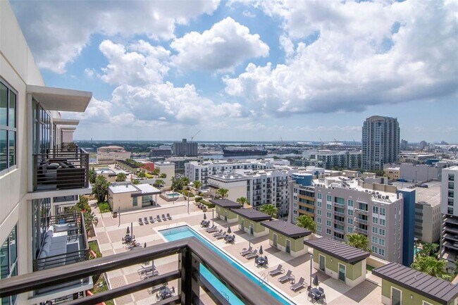 Building Photo - 1120 E Kennedy Blvd