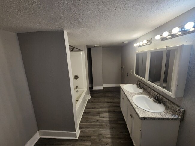 Building Photo - Large 4 bedroom house