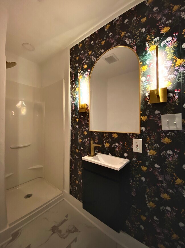 Building Photo - 2200 Richmond Ave