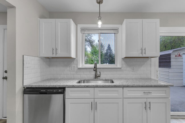 Building Photo - 2331 Deerfield Ct