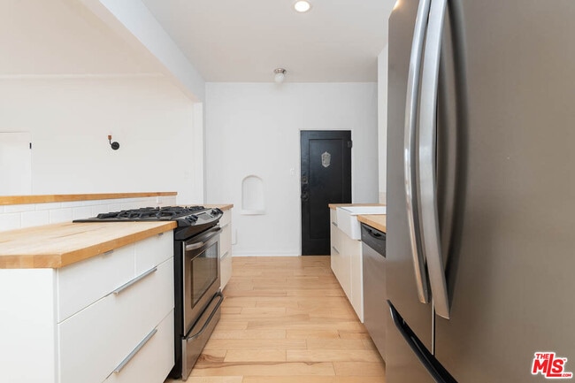 Building Photo - 414 N Curson Ave