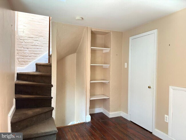 Building Photo - 623 S American St