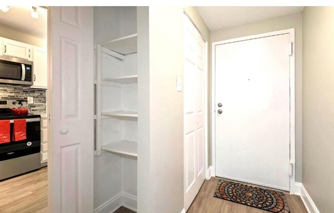 Building Photo - Renovated Herndon Condo